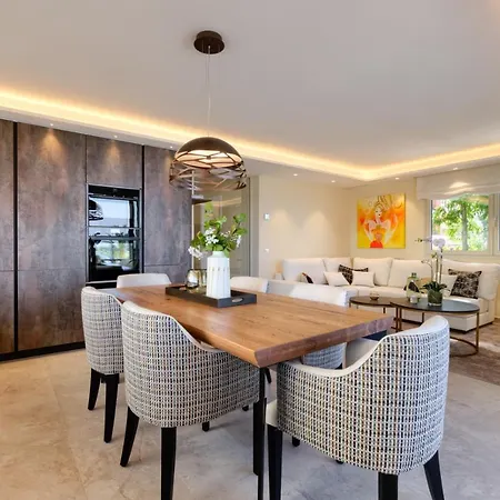Luxury 3 Bedroom Front In * マルベーリャ
