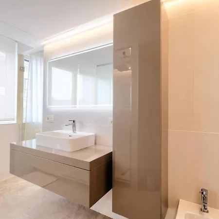 Luxury 3 Bedroom Front In アパート *