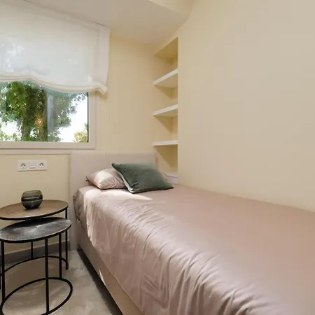 Luxury 3 Bedroom Front In アパート *