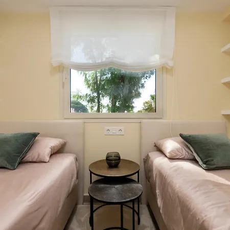Luxury 3 Bedroom Front In דירה